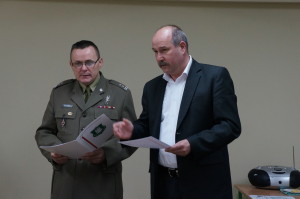 Ppłk. Mariusz Sztorc i dyrektor Wydziału Zarządzania Kryzysowego Zbigniew Załuski podsumowali przebieg kwalifikacji wojskowej.