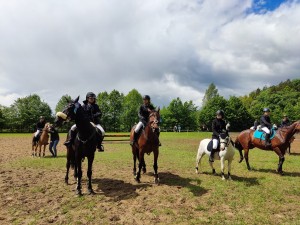 Przy Zespole Szkół Rolniczych w Smolajnach funkcjonuje stadnina koni, działa też szkolny klub jeździecki.