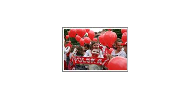 Biało-czerwony orszak kibic&oacute;w w Dobrym Mieście  
