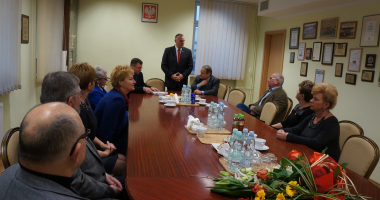 Pomoc społeczna wizyt&oacute;wką powiatu