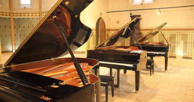 Nowe fortepiany dla uczni&oacute;w powiatowej szkoły muzycznej