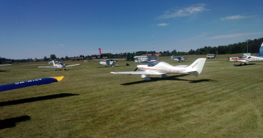 Lądowanie ze szczawi&oacute;wką w tle