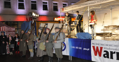 Patriotyczną pieśnią przegnali chmury...