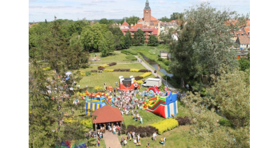 Zachwycone dzieci i uśmiechnięci rodzice