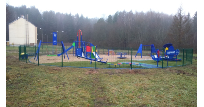 Plac zabaw Nivea w Marcinkowie ogrodzony