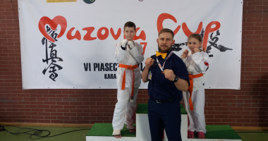 Karatecy przywieźli złoto