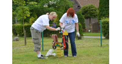 Zabawa w pracę na placu zabaw w Sętalu
