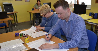 PODPISANIE UMOWY NA BUDOWĘ NOWEJ SIEDZIBY BIBLIOTEKI W ŚWIĄTKACH