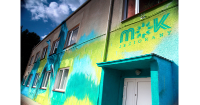 Rodzinne spotkanie pod muralem