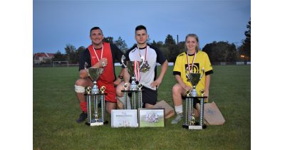 Z zakład&oacute;w pracy na boisko