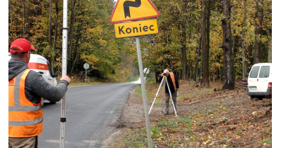 Geodeci na ścieżce rowerowej