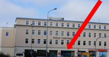 Wejście do urzędu od pl. Bema