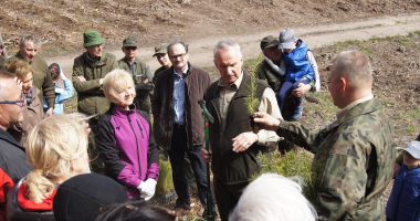 Samorządowcy sadzili las