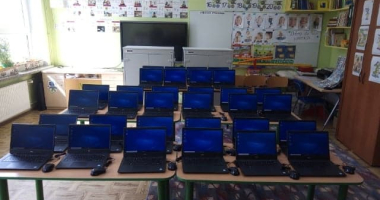 Dwie mobline pracownie komputerowe w Żardenikach