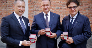 Starosta wyr&oacute;żniony medalem