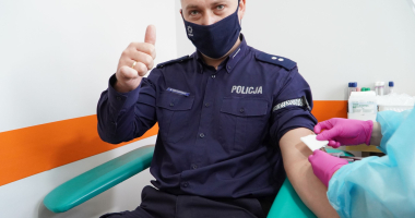 Policjanci dzielą się bezcennym lekiem 