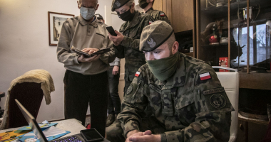 Terytorialsi wspierają senior&oacute;w w szczepieniach