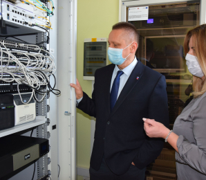 Na zdjęciu starosta olsztyński Andrzej Abako i sekretarz powiatu Maria Bąkowska podczas inspekcji w serwerowni.