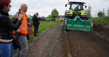 Specjalistyczny sprzęt na drodze w Podleśnej 