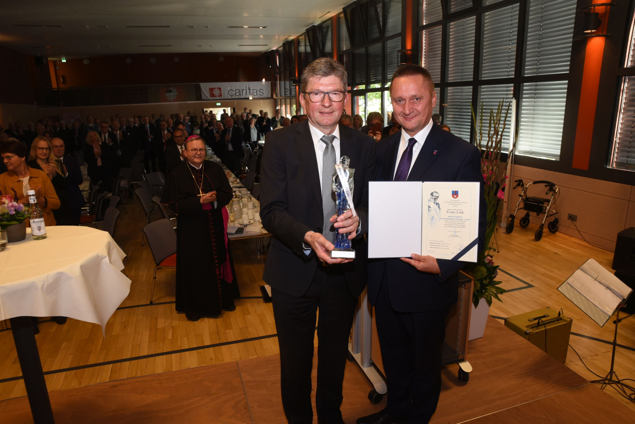Na zdjęciu starosta Andrzej Abako ( na pierwszym planie z prawej, trzyma pamiątkowy dyplom) i  Franz Loth  (z lewej, w ręku trzyma statuetkę „Łyny - Królewny Warmińskiej”). W tle uczestnicy spotkania w niemieckim Powiecie Osnabrück