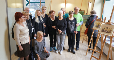 Wystawa z telefonem zaufania w tle