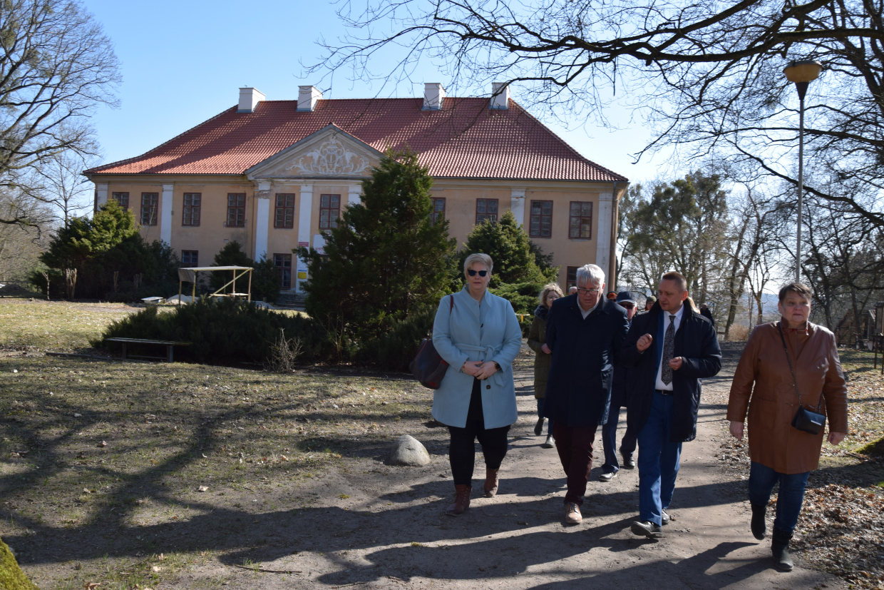 Zarząd Powiatu i radni podczas wizyty w Zespole Szkół Rolniczych w Smolajnach