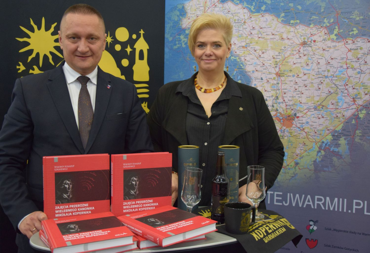 Starosta Andrzej Abako i wicestarosta Joanna Michalska-Reda z nową publikacją o Mikołaju Koperniku
