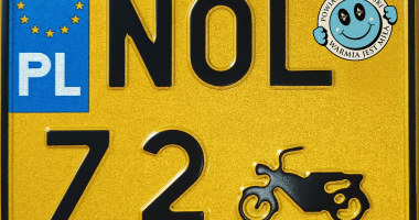 Na żółtych tablicach rejestracyjnych NOL