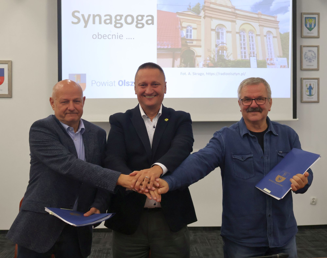 Na zdjęciu z podpisania umów, od lewej: Jerzy Skorłutowski, Przedsiębiorstwo Budowlane „Skorłutowski”, Andrzej Abako, starosta olsztyński, Krzysztof Piasecki, Biuro Inżynierskie ORION