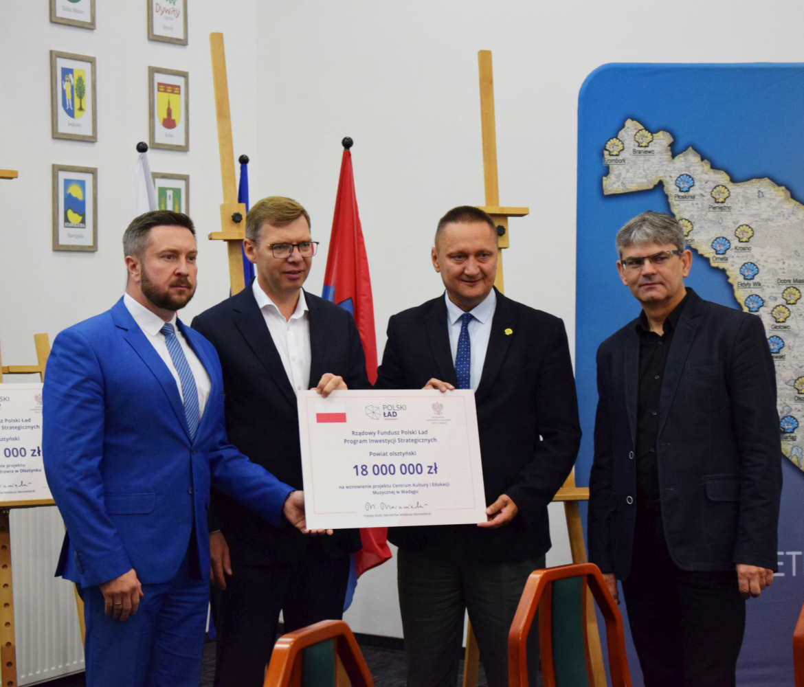 Od lewej: Dariusz Zadworny, wójt Gminy Dywity, Artur Chojecki, wojewoda warmińsko-mazurski, Andrzej Abako, starosta olsztyński, Jacek Michalski, wicedyrektor szkoły muzycznej  w Dywitach.