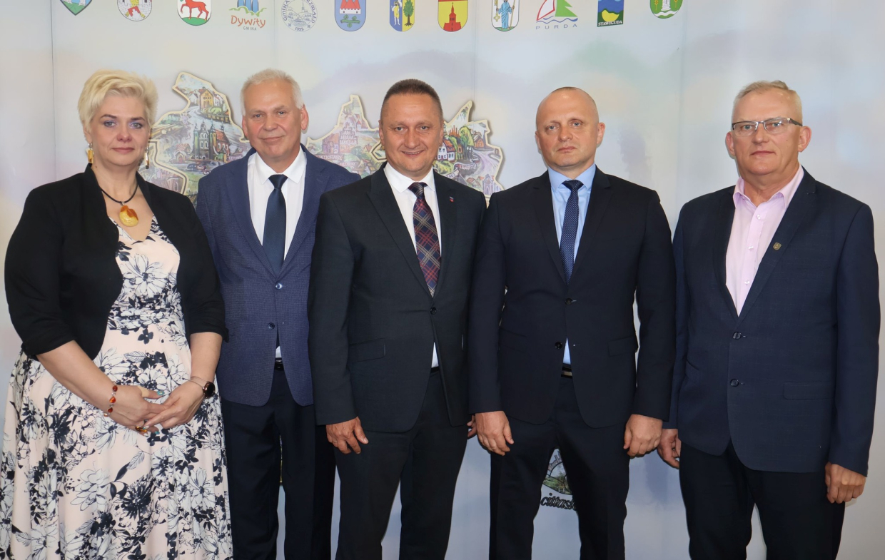 Zarząd Powiatu w Olsztynie. Od lewej: Joanna Michalska-Reda, członkini zarządu, Artur Wrochna, wicestarosta olsztyński, Andrzej Abako, starosta olsztyński,  Marcin Politewicz, członek zarządu, Janusz Radziszewski, członek zarządu