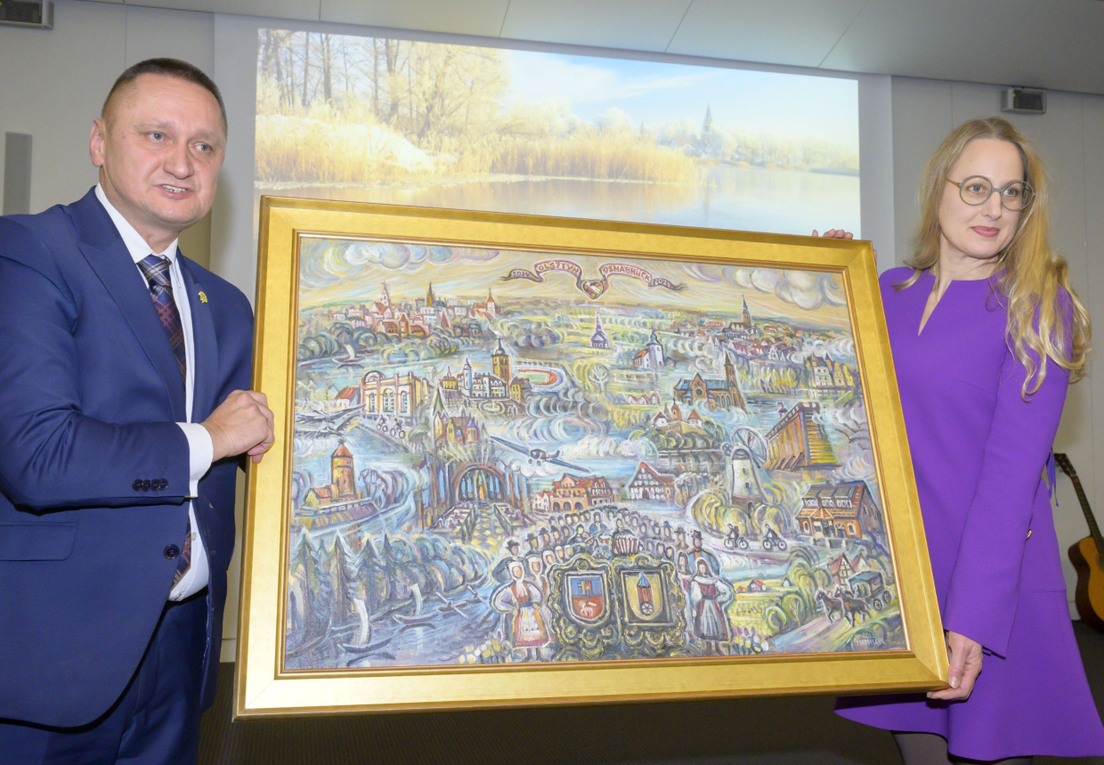 Starosta Andrzej Abako wręczył niemieckiej staroście Annie Kebschull obraz Anastazji Fietisowej, ukazujący dwie małe partnerskie ojczyzny.