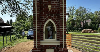 Kapliczka w Szczęsnem uratowana