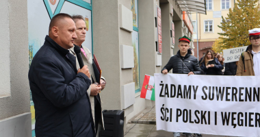 Przed starostwem uczczono pamięć o polsko-węgierskiej solidarności w 1956 roku