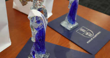 Barbara Guga i Zbigniew Wasieczko ze statuetką Łyny – Królewny Warmińskiej