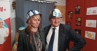 Czerwone serduszka w kolorowych hełmach